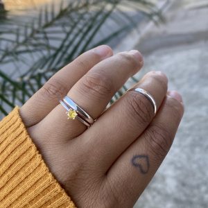 Alianças Condessa 2 mm Pedrinha Amarela