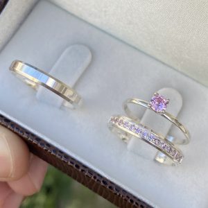 Alianças Amabel 3 mm Cravejada Pedra Rosa